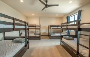 The Modern Bear | With a Private Pool, Ball Pit, Sleeps 12-50 - Garden City, Utah