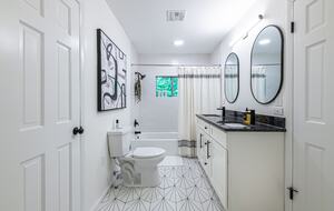 Luxury Riverfront Bungalow - Minutes to Downtown - Knoxville, Tennessee