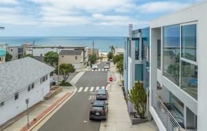 Location | one block from ocean and strand