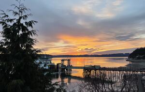 Waterfront retreat on Vashon; with a beach and hot tub! - Vashon, Washington