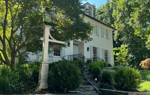 Hill House in Prestigious Bethesda - Bethesda, Maryland