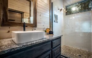 "Somethin 2 Talk About" | Cozy & Modern Cabin - Broken Bow, Oklahoma