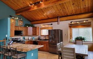 Fully equipped Kitchen, e.g., crockpot, blender, Roast pans
