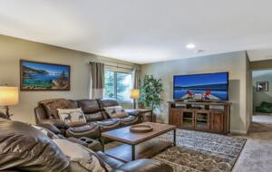 Luxury Mountain Home Just Minutes to the Ski Lifts and Tahoe Beaches! Max 10 guests - Stateline, Nevada