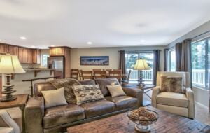 Luxury Mountain Home Just Minutes to the Ski Lifts and Tahoe Beaches! Max 10 guests - Stateline, Nevada