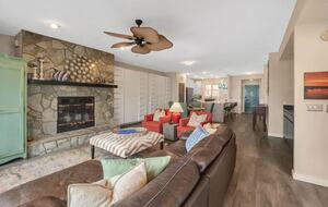 Lake Front Villa in a Country Club Setting | 12 miles from Clemson University - Salem, South Carolina