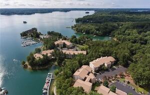 Lake Front Villa in a Country Club Setting | 12 miles from Clemson University - Salem, South Carolina