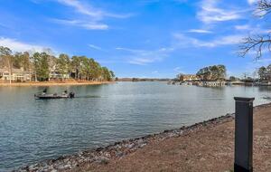 Lake Front Villa in a Country Club Setting | 12 miles from Clemson University - Salem, South Carolina