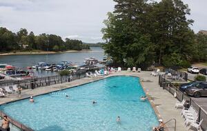 Lake Front Villa in a Country Club Setting | 12 miles from Clemson University - Salem, South Carolina