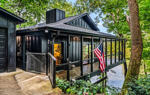 Luxury Riverfront Bungalow - Minutes to Downtown - Knoxville, Tennessee