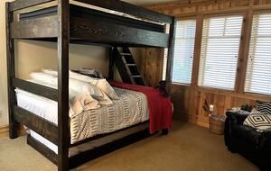 Spacious bunkroom with stairs to top bunk.