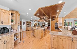 Cold Springs Ranch: Mtn views, 20 acres, 5 bd/7 bath, hot tub, sauna, frisbee golf, luxurious - Golden, Colorado