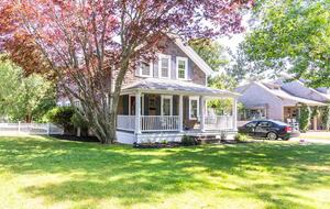 Classic New England Beach Home | Steps from beach and downtown - Falmouth, Massachusetts