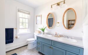 Classic New England Beach Home | Steps from beach and downtown - Falmouth, Massachusetts