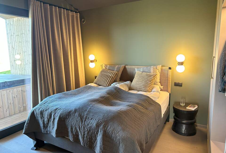 View master bedroom / the bed