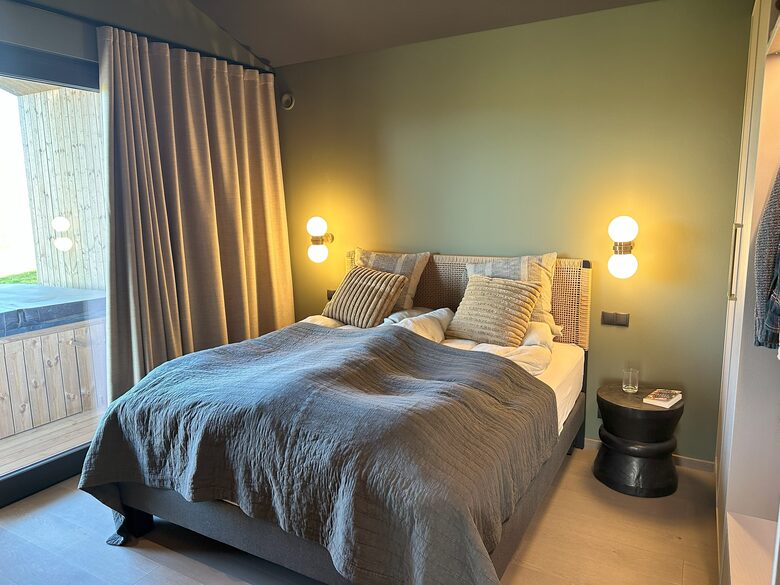 View master bedroom / the bed