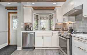 Kawartha Luxury Waterfront Home with Live-In Boathouse! - Fenelon Falls, Canada