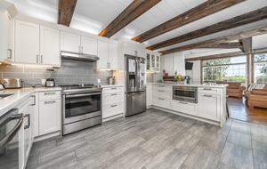 Kawartha Luxury Waterfront Home with Live-In Boathouse! - Fenelon Falls, Canada