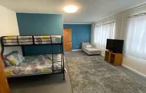 Waianae Retreat | Spacious 5 bedroom home + Cottage, with an open layout & AC - Waianae, Hawaii