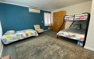 Waianae Retreat | Spacious 5 bedroom home + Cottage, with an open layout & AC - Waianae, Hawaii