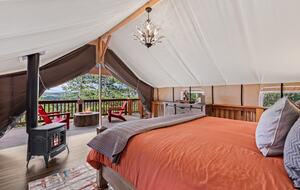 Super cozy and glamorous place to get away from it all