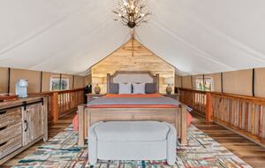 5 star luxury Glamping at Zen Treehouse!