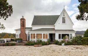 Hololio House - Historic Homestead at Clevedon Polo Club - Auckland, New Zealand