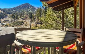 Mammoth Mountain 4-Bedroom (sleeps 10) just steps from Canyon Lodge - Ski back to the house! Renovated space with stocked kitchen. - Mammoth Lakes, California