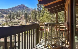 Mammoth Mountain 4-Bedroom (sleeps 10) just steps from Canyon Lodge - Ski back to the house! Renovated space with stocked kitchen. - Mammoth Lakes, California