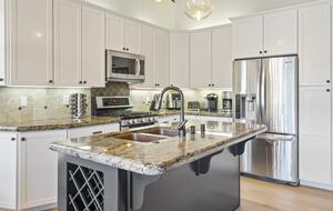 Mammoth Mountain 4-Bedroom (sleeps 10) just steps from Canyon Lodge - Ski back to the house! Renovated space with stocked kitchen. - Mammoth Lakes, California