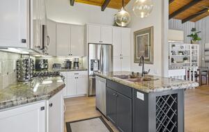 Mammoth Mountain 4-Bedroom (sleeps 10) just steps from Canyon Lodge - Ski back to the house! Renovated space with stocked kitchen. - Mammoth Lakes, California