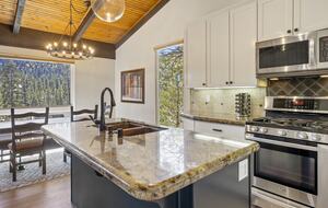 Mammoth Mountain 4-Bedroom (sleeps 10) just steps from Canyon Lodge - Ski back to the house! Renovated space with stocked kitchen. - Mammoth Lakes, California