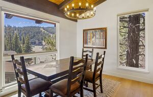 Mammoth Mountain 4-Bedroom (sleeps 10) just steps from Canyon Lodge - Ski back to the house! Renovated space with stocked kitchen. - Mammoth Lakes, California