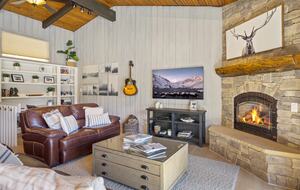 Mammoth Mountain 4-Bedroom (sleeps 10) just steps from Canyon Lodge - Ski back to the house! Renovated space with stocked kitchen. - Mammoth Lakes, California