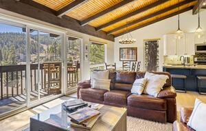 Mammoth Mountain 4-Bedroom (sleeps 10) just steps from Canyon Lodge - Ski back to the house! Renovated space with stocked kitchen. - Mammoth Lakes, California