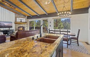 Mammoth Mountain 4-Bedroom (sleeps 10) just steps from Canyon Lodge - Ski back to the house! Renovated space with stocked kitchen. - Mammoth Lakes, California