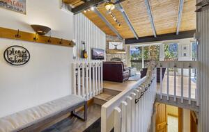 Mammoth Mountain 4-Bedroom (sleeps 10) just steps from Canyon Lodge - Ski back to the house! Renovated space with stocked kitchen. - Mammoth Lakes, California