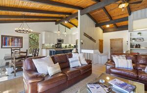 Mammoth Mountain 4-Bedroom (sleeps 10) just steps from Canyon Lodge - Ski back to the house! Renovated space with stocked kitchen. - Mammoth Lakes, California