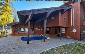 Mammoth Mountain 4-Bedroom (sleeps 10) just steps from Canyon Lodge - Ski back to the house! Renovated space with stocked kitchen. - Mammoth Lakes, California