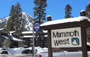 Mammoth Mountain 4-Bedroom (sleeps 10) just steps from Canyon Lodge - Ski back to the house! Renovated space with stocked kitchen. - Mammoth Lakes, California