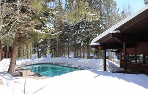 Mammoth Mountain 4-Bedroom (sleeps 10) just steps from Canyon Lodge - Ski back to the house! Renovated space with stocked kitchen. - Mammoth Lakes, California