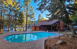 Mammoth Mountain 4-Bedroom (sleeps 10) just steps from Canyon Lodge - Ski back to the house! Renovated space with stocked kitchen. - Mammoth Lakes, California