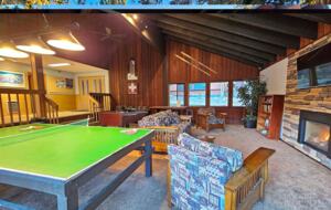 Mammoth Mountain 4-Bedroom (sleeps 10) just steps from Canyon Lodge - Ski back to the house! Renovated space with stocked kitchen. - Mammoth Lakes, California