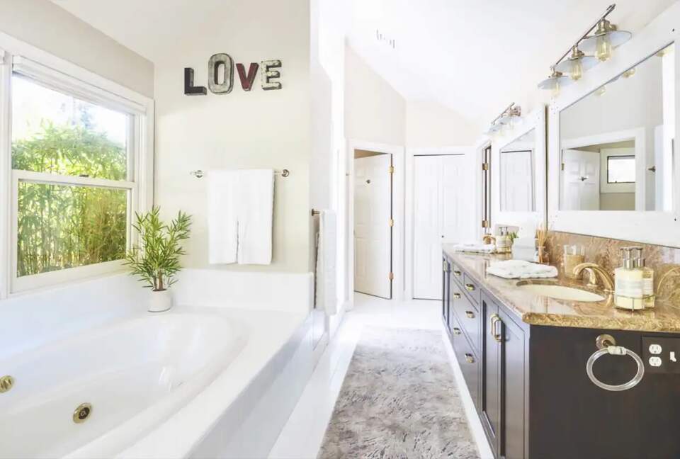 Sonoma Wine Country Estate - as seen on Emmy Award winning show Staycation! - Sebastopol, California