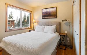 Guest bedroom 2 with queen size bed (living room level)