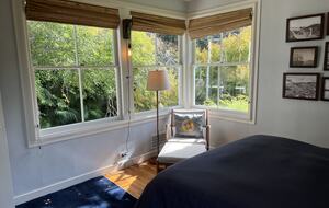 Third floor blue room - Queen Bed