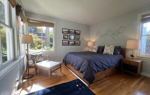 Third floor blue room - Queen Bed