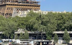 Luxury Houseboat at the Foot of the Eiffel Tower - Paris, France