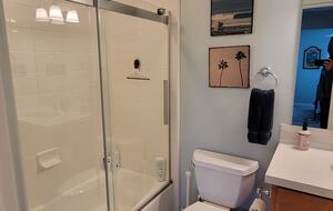 Upstairs secondary bathroom with tub