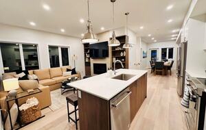 Panorama Mountain Escape - sleeps 12, Private Hot tub - Panorama, Canada